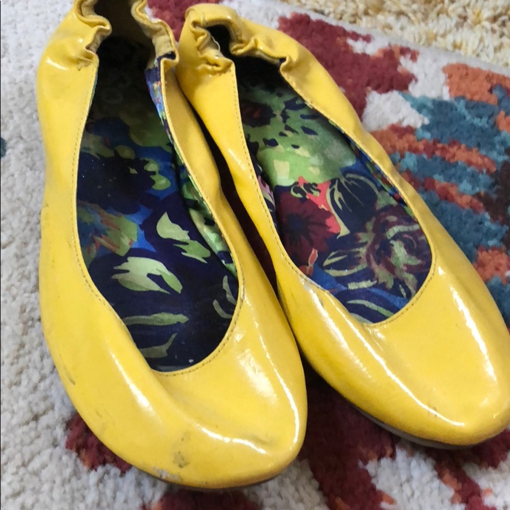 Yellow flats - Picture 3 of 4